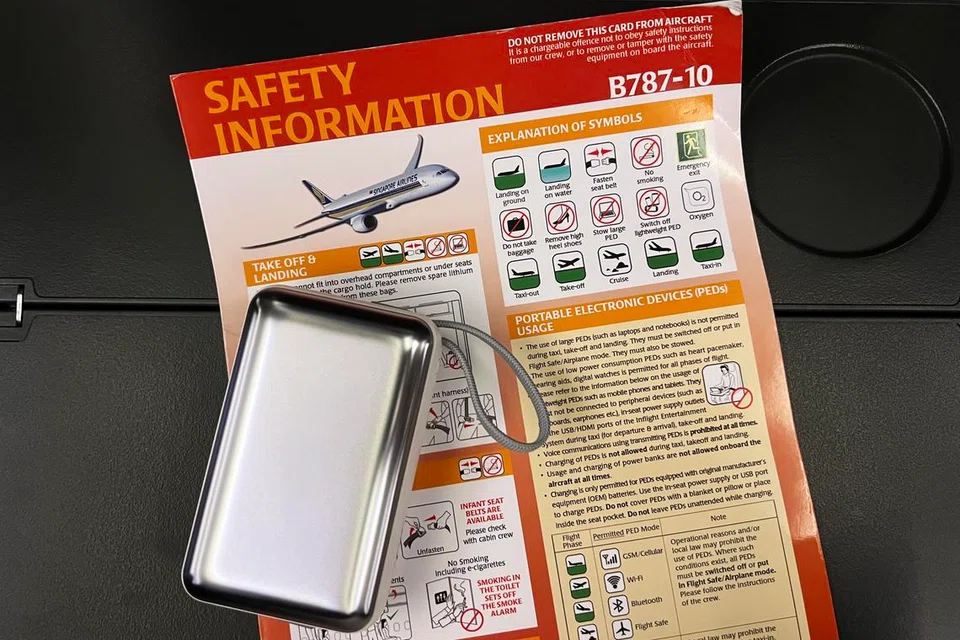 PERATURAN BAHARU: Penguasa Penerbangan Awam Singapura (CAAS) memaklumkan bahawa penumpang yang membawa lebih daripada dua bank kuasa perlu melupuskan alat itu sebelum menaiki pesawat untuk mengurangkan risiko kebakaran.