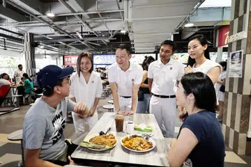 Anggota pasukan PAP di GRC Sengkang (dari kiri) Cik Theodora Lai, Dr  Lam Pin Min,  Profesor Madya Elmie Nekmat dan  Cik Bernadette Giam semasa lawatan menemui penduduk di Kopitiam Square pada 20 April.