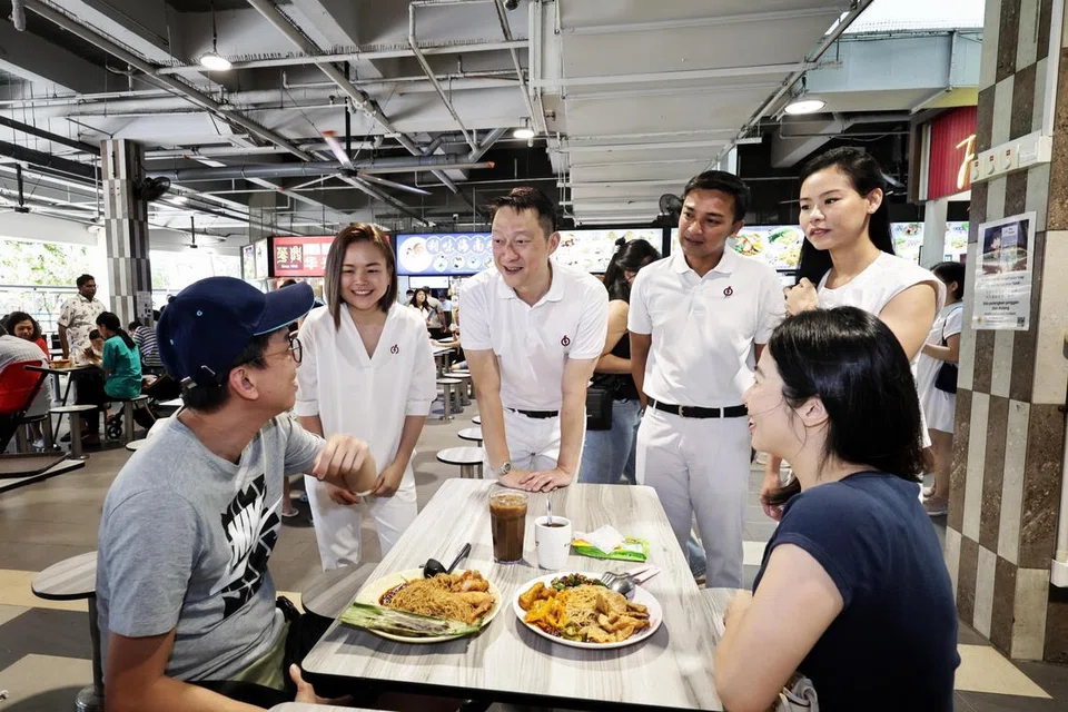 Anggota pasukan PAP di GRC Sengkang (dari kiri) Cik Theodora Lai, Dr  Lam Pin Min,  Profesor Madya Elmie Nekmat dan  Cik Bernadette Giam semasa lawatan menemui penduduk di Kopitiam Square pada 20 April.