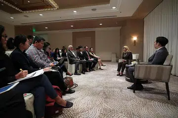 KEPELBAGAIAN AJAR TOLERANSI, KEMULIAAN HATI, PERSEFAHAMAN: Menurut Presiden Halimah Yacob (dua dari kanan), kepelbagaian boleh menjadi satu kekuatan bagi negara Asean terutamanya dalam dunia global hari ini. Beliau berkata demikian dalam sidang media di akhir lawatan rasminya di Filipina semalam. - Foto FACEBOOK HALIMAH YACOB