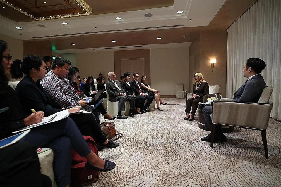 KEPELBAGAIAN AJAR TOLERANSI, KEMULIAAN HATI, PERSEFAHAMAN: Menurut Presiden Halimah Yacob (dua dari kanan), kepelbagaian boleh menjadi satu kekuatan bagi negara Asean terutamanya dalam dunia global hari ini. Beliau berkata demikian dalam sidang media di akhir lawatan rasminya di Filipina semalam. - Foto FACEBOOK HALIMAH YACOB