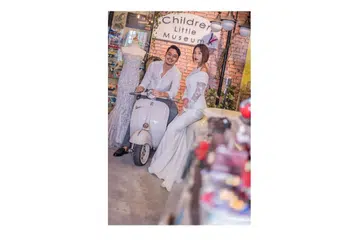 PERLUAS IDEA KEMBALIKAN NOSTALGIA: Pereka fesyen Feayn (kiri) dibantu sahabat baiknya, Cik Nadia yang memiliki pengalaman kerja dalam bidang pemasaran, ingin sisipkan konsep kafe dalam muzium mainan lama yang dikendalikannya di Aliwal Street. - Foto BH oleh NUR DIYANA TAHA