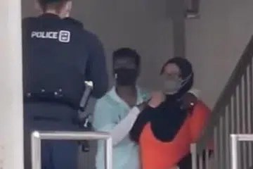 Mohamed Faizal Mohamed Ariff menagacukan pisau ke leher seorang wanita di Blok 108, Yishun Ring Road, pada Januari 2023.