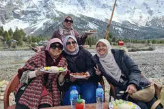 Cik Adilah Mohd Said (duduk, kiri) ketika menikmati udara segar dan pemandangan indah di pergunungan, sambil menikmati sajian tengahari di Basho Valley, Pakistan. 