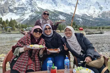 Cik Adilah Mohd Said (duduk, kiri) ketika menikmati udara segar dan pemandangan indah di pergunungan, sambil menikmati sajian tengahari di Basho Valley, Pakistan. 