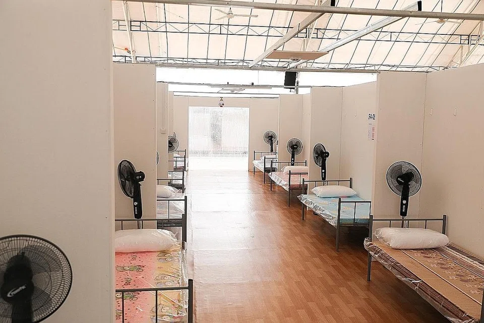 Pembinaan kemudahan pemulihan masyarakat baru di Changi - KEMUDAHAN BARU: Sebuah Kemudahan Pemulihan Masyarakat (CRF) yang baru telah dibina di Pusat Pameran Changi (CEC). Secara keseluruhan, kemudahan itu dapat menampung sekitar 4,400 pesakit Covid-19, dengan penginapan di dalam CEC itu boleh menampung sekitar 2700 pesakit dan kemudahan di kawasan luar pula boleh menampung sekitar 1700 pesakit. - Foto BH oleh ONG WEE JIN