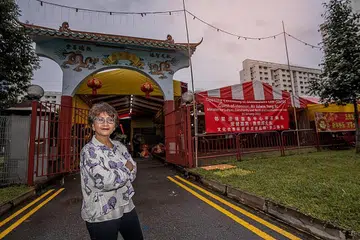 SUMBANG KHIDMAT: Peguam, Cik Halijah Mohamad menyifatkan inisiatif pembukaan Pusat Guaman Masyarakat di premis Kuil Tian De di Hougang ini, sebagai usaha inklusif yang akan memudahkan ramai penduduk daripada semua lapisan masyarakat dan bangsa mendapatkan bantuan guaman.