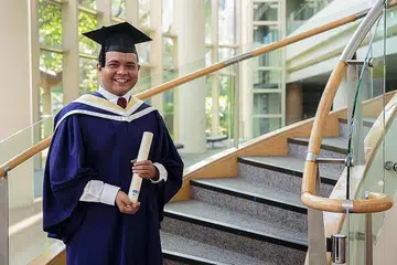 GANJARAN TABAH PERTINGKAT DIRI: Encik Muhammad Khairul Anwar Jamil melanjutkan pelajaran ke politeknik dan bekerja keras hingga mendapat keputusan cemerlang dan layak ke NUS - dan mengulangi usaha serta pencapaian itu di universiti. - Foto NUS
