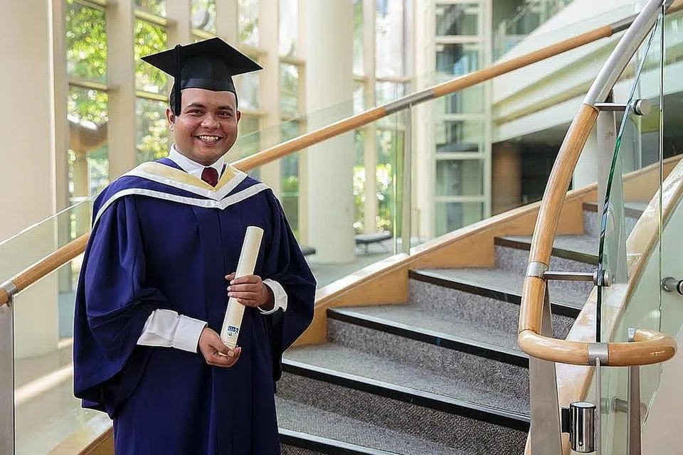 GANJARAN TABAH PERTINGKAT DIRI: Encik Muhammad Khairul Anwar Jamil melanjutkan pelajaran ke politeknik dan bekerja keras hingga mendapat keputusan cemerlang dan layak ke NUS - dan mengulangi usaha serta pencapaian itu di universiti. - Foto NUS