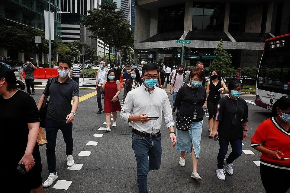 PERUBAHAN ATURAN KERJA: Dengan peratarun kembali ke tempat kerja dilonggarkan mulai 1 Januari, ramai pekerja dilihat di daerah Cecil Street kelmarin. - Foto BH oleh JASON QUAH