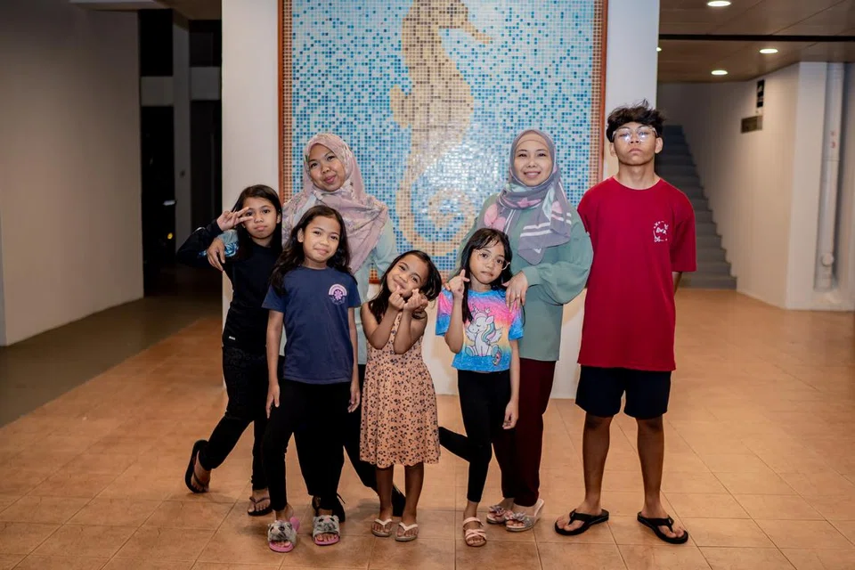 KELUAR BERSAMA: Cik Nur Diyana Taha (dua dari kiri) dan Cik Nur Izyani Taha (dua dari kanan) telah membuka akaun Facebook ‘Halal Kid-Friendly Cafes Singapore’ untuk memaklumkan kepada ibu bapa lain mengenai kafe mesra kanak-kanak di Singapura. Bersama dalam gambar dari kiri ialah anak-anak Cik Nur Diyana iaitu Haifa Daniya Mohd Haarifan, Hilya Dahlia Mohd Haarifan dan Hifza Dalilah Mohd Haarifan, serta anak Cik Nur Izyani iaitu Hanis Arianna Suhaidi dan Hadi Irfan Suhaidi.