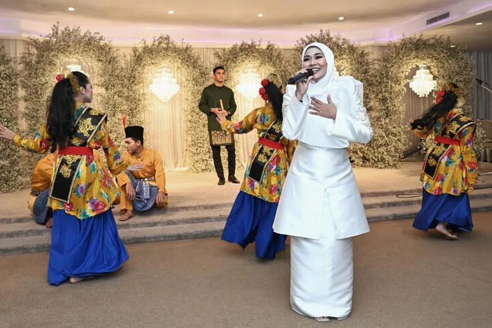 BERANI HADAPI SEGALANYA: Salma terus berani menghadapi permainan dunia hiburan dan yakin sokongan orang-orang terdekat seperti keluarga dan peminat sangat penting.