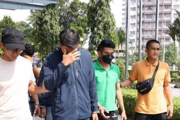 Anggota penguat kuasa pihak berkuasa tempatan yang ditangkap pegawai Suruhanjaya Pencegahan Rasuah Malaysia (SPRM) kerana disyaki menerima rasuah secara bulanan sebagai balasan tidak mengambil tindakan ke atas perniagaan asing yang menggunakan lesen warga tempatan, atau lesen ‘Ali Baba’.
