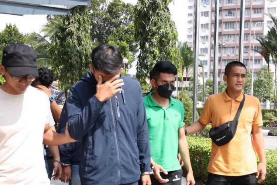 Anggota penguat kuasa pihak berkuasa tempatan yang ditangkap pegawai Suruhanjaya Pencegahan Rasuah Malaysia (SPRM) kerana disyaki menerima rasuah secara bulanan sebagai balasan tidak mengambil tindakan ke atas perniagaan asing yang menggunakan lesen warga tempatan, atau lesen ‘Ali Baba’.