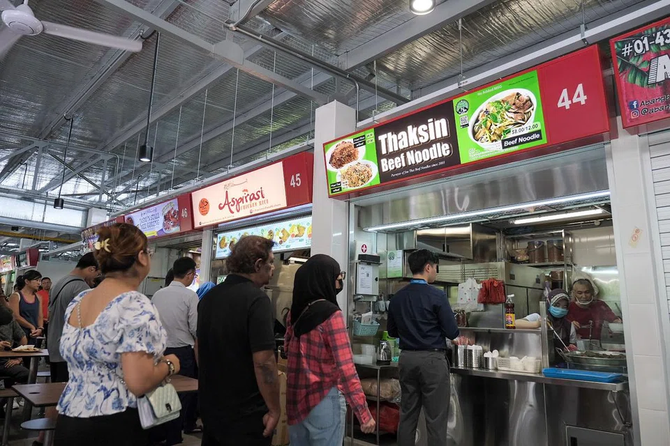 MAKANAN THAILAND: Pelanggan beratur untuk mendapatkan hidangan dari gerai Thaksin Beef Noodle, yang menjadi antara gerai yang sering dikunjungi pelanggan yang ke Pusat Makanan Seah Im.