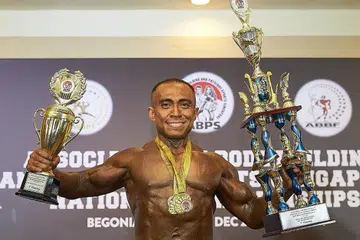 TINGKAT PRESTASI BINA BADAN DI SG: Mr Singapore 2021, Shaifulhaq Ahmad Ishak gembira kejohanan nasional dapat memikat atlet setempat dan meningkatkan lagi standard bina badan. - Foto-foto BH oleh ROSLEE ABDUL RAZAK