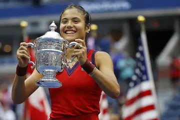 SENYUMAN JUARA: Cara Raducanu, 18 tahun memenangi Terbuka AS dan senyumannya telah menawan jutaan peminat baru. - Foto EPA-EFE