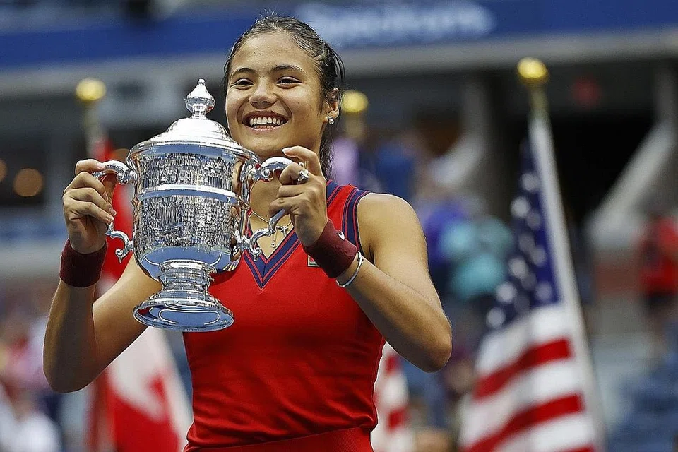 SENYUMAN JUARA: Cara Raducanu, 18 tahun memenangi Terbuka AS dan senyumannya telah menawan jutaan peminat baru. - Foto EPA-EFE