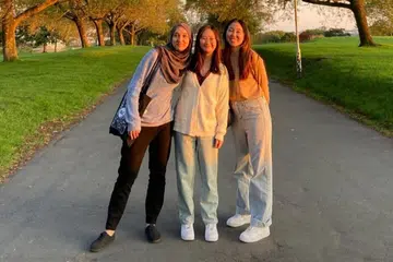 BERJIMAT:(Dari kiri) Cik Syaziyah bersama rakan-rakan warga Singapura Cik Jasmine Tan dan Cik Li Lixin. - Foto ihsan MUSFIRAH SYAZIYAH JALAVDDIN