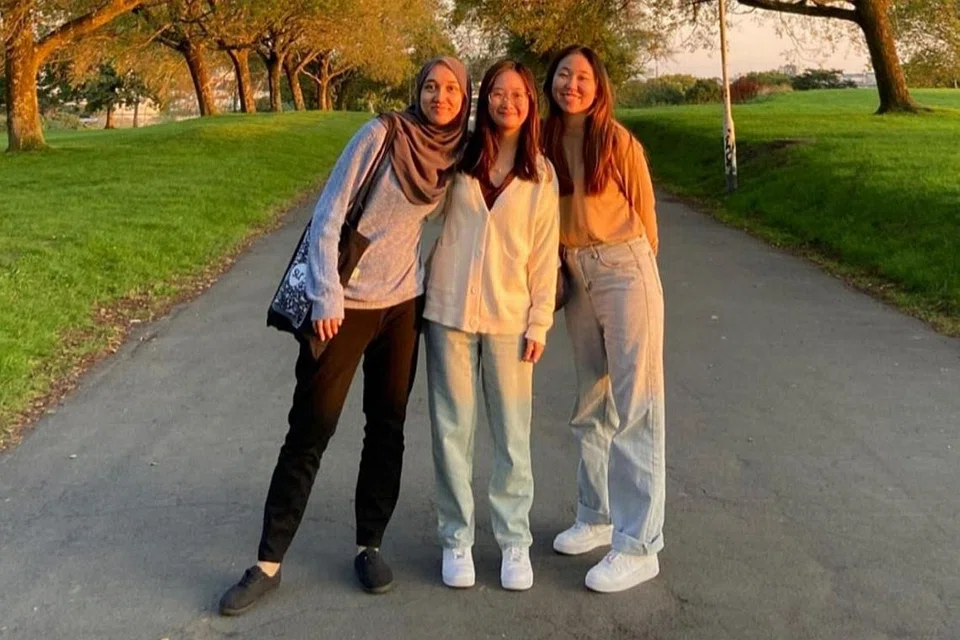 BERJIMAT:(Dari kiri) Cik Syaziyah bersama rakan-rakan warga Singapura Cik Jasmine Tan dan Cik Li Lixin. - Foto ihsan MUSFIRAH SYAZIYAH JALAVDDIN