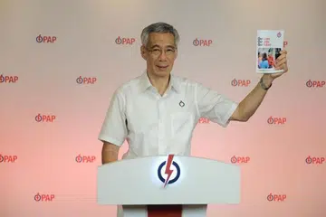 Perdana Menteri Lee Hsien Loong melancarkan manifesto kempen parti dan slogan 'Kehidupan Kita, Pekerjaan Kita, Masa Depan Kita', pada 27 Jun. 