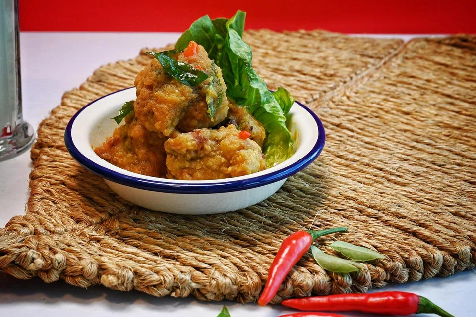 AYAM GORENG SOS TERLUR ASIN: Perisa hidangan ini sangat dekat dengan hati rakyat Singapura.