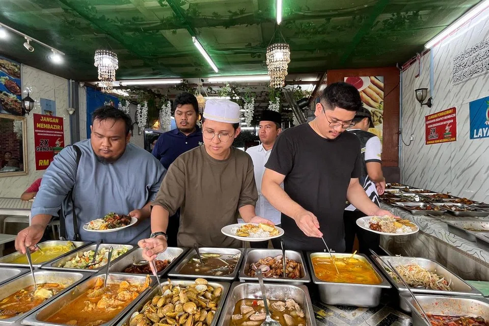 Pelanggan memenuhi Hanie’s Cafe di Sungai Buloh, Selangor, yang menawarkan bufet makan tengah hari pada harga RM7 sepinggan.