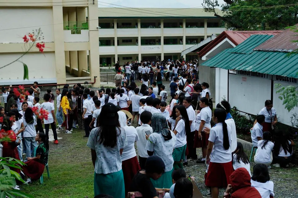 Para pelajar bergegas ke kawasan selamat selepas gempa bumi melanda sebuah sekolah di bandar Davao, Filipina, pada 10 Oktober 2025. Menurut Institut Vulkanologi dan Seismologi Filipina (Phivolcs) pada tarikh tersebut, gempa bumi tektonik berukuran 7.6 magnitud telah melanda selatan Filipina dengan pusat gempa terletak 62 kilometer ke tenggara Manay, Davao Oriental, pada kedalaman 10 kilometer. 