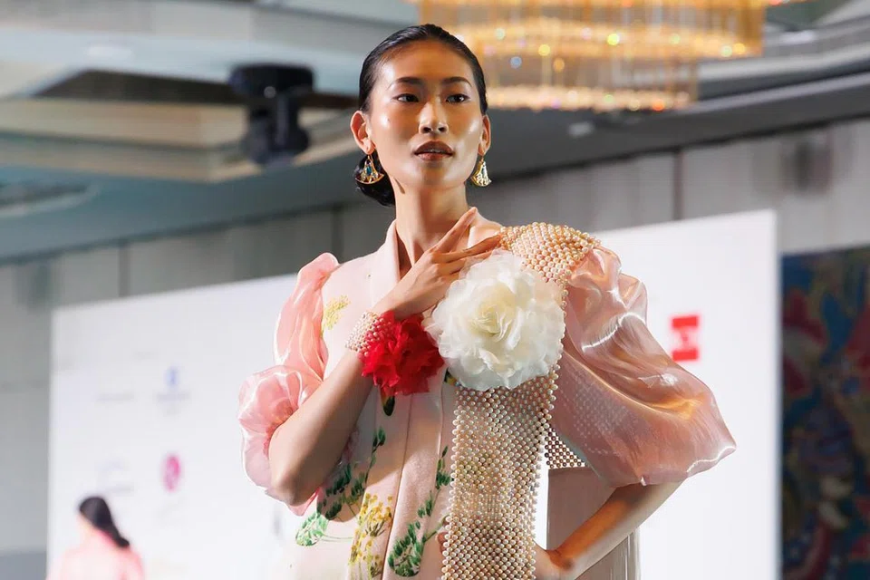 LAMA DAN BARU: Dalam koleksi ‘Cerita Singapura  2023’, Cik Adelyn Puteri menampilkan ciptaan kebaya yang menggabungkan gaya dan tradisi dari berbagai budaya, menciptakan karya seni yang memasyhurkan kemewahan dan warisan budaya seperti yang digayakan (gambar).