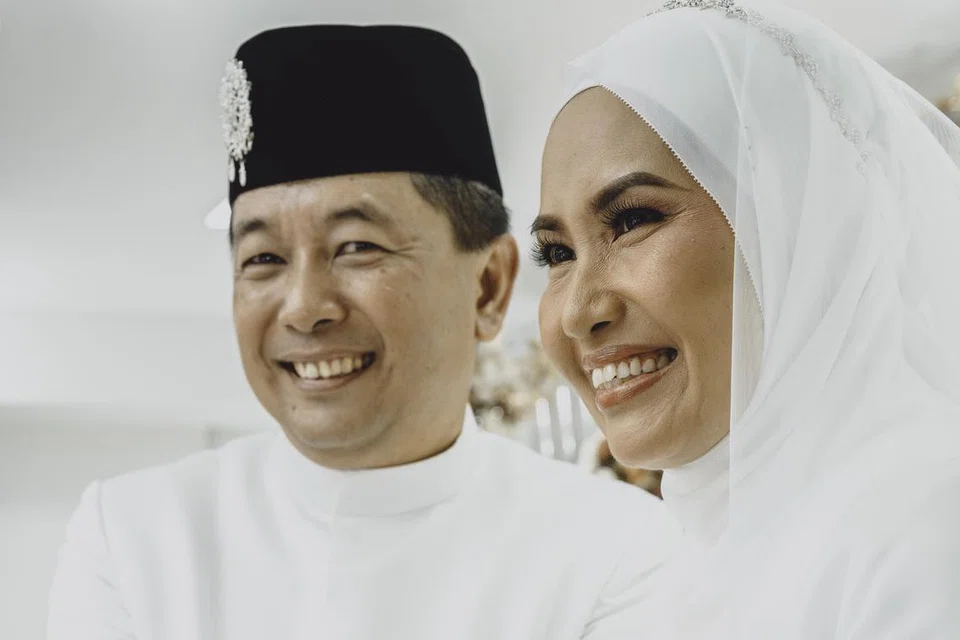 Berpisah dan bersatu kembali - akhirnya Nina Fevriena temu bahagia lagi bersama suami tercinta, Zack Zuraini yang pernah dinikahinya 22 tahun lalu.