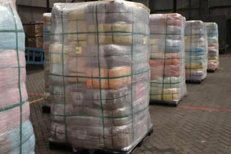 Bungkusan yang mengandungi sekitar 412 kilogram kanabis dirampas pada 25 Februari dalam operasi bersama antara pihak berkuasa Singapura dengan Britain.