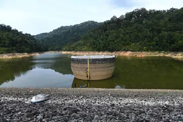 Beberapa pekerja Perbadanan Bekalan Air Pulau Pinang (PBAPP) menjalankan kerja penyelenggaraan di Empangan Air Itam di George Town pada 29 Mac sedang paras air di empangan itu semakin surut berikutan cuaca panas yang melanda Malaysia. Agensi Pengurusan Bencana Negara (Nadma) berkata empat empangan air di Johor, Pulau Pinang dan Kedah menunjukkan penurunan paras simpanan sumber air mentah berada di paras kritikal.