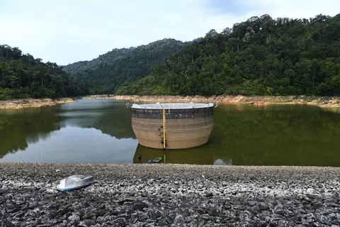 Beberapa pekerja Perbadanan Bekalan Air Pulau Pinang (PBAPP) menjalankan kerja penyelenggaraan di Empangan Air Itam di George Town pada 29 Mac sedang paras air di empangan itu semakin surut berikutan cuaca panas yang melanda Malaysia. Agensi Pengurusan Bencana Negara (Nadma) berkata empat empangan air di Johor, Pulau Pinang dan Kedah menunjukkan penurunan paras simpanan sumber air mentah berada di paras kritikal.