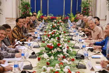 Perdana Menteri, Encik Lee Hsien Loong (dua dari kanan), dan Presiden Indonesia, Encik Joko ‘Jokowi’ Widodo (tiga dari kiri), bersama-sama delegasi daripada kededua negara ketika Encik Jokowi berkunjung ke Singapura bagi Rahat Pemimpin Singapura-Indonesia di Istana pada 16 Mac 2023.