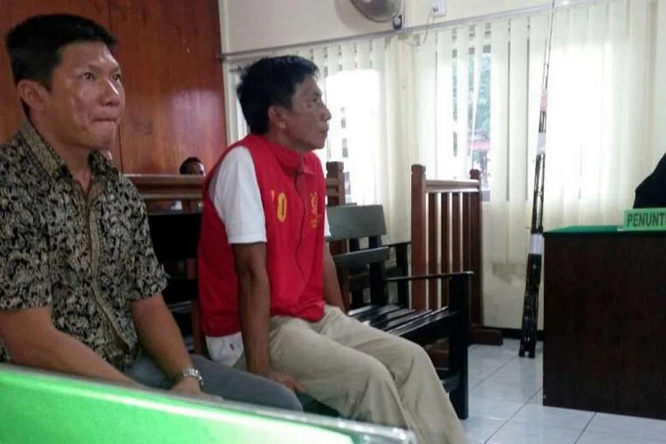 Kapten Choo Chiau Huat (kanan) duduk di sebelah seorang penterjemah bahasa Cina. 