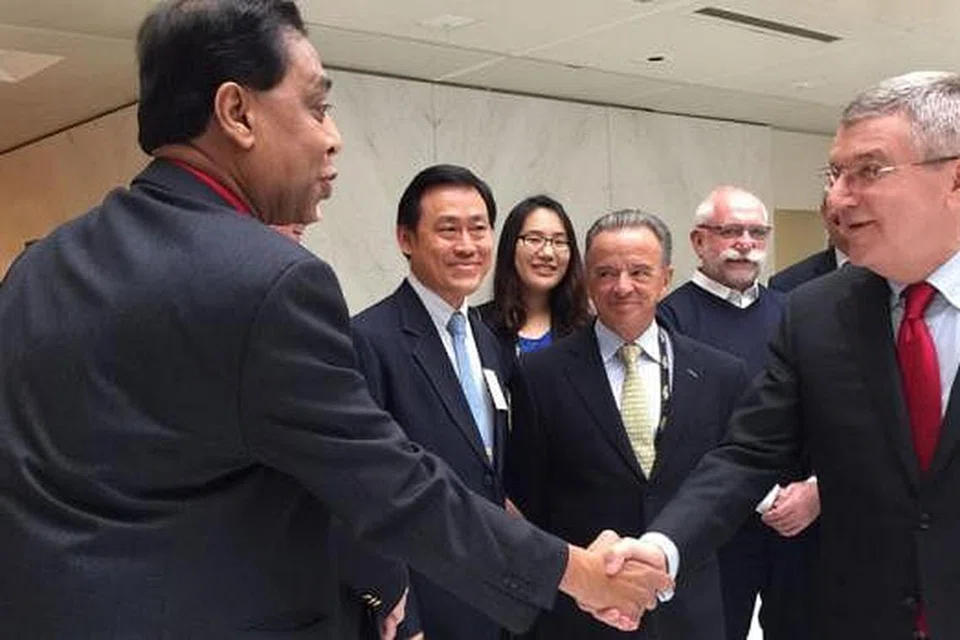 DISAMBUT PRESIDEN IOC: Abdul Halim bersalaman dengan Presiden IOC, Thomas Bach, di ibu pejabat IOC di Lausanne, Switzerland, Jumaat lalu. Turut hadir dalam pertemuan itu ialah Timbalan Presiden Istaf, Boonchai Lorhpipat (dua dari kiri). - Foto ISTAF