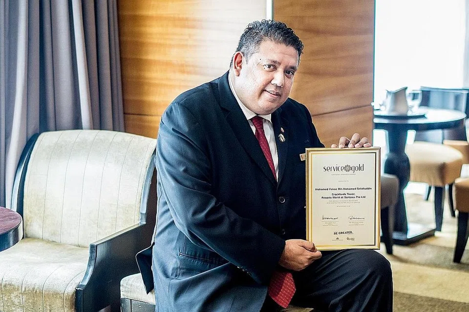 BERI KHIDMAT LUAR BIASA: Encik Mohamed Fairoz Mohamed Salahuddin bukan sahaja membantu kanak-kanak kecil yang tercekik makanan, malah membawa keluarga kanak-kanak itu ke USS keesokan harinya secara percuma.