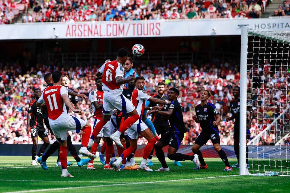 Pemain pertahanan Gabriel Magalhaes menanduk bola bagi gol kedua Arsenal dalam kemenangan 2-0 ke atas Lyon di Stadium Emirates.