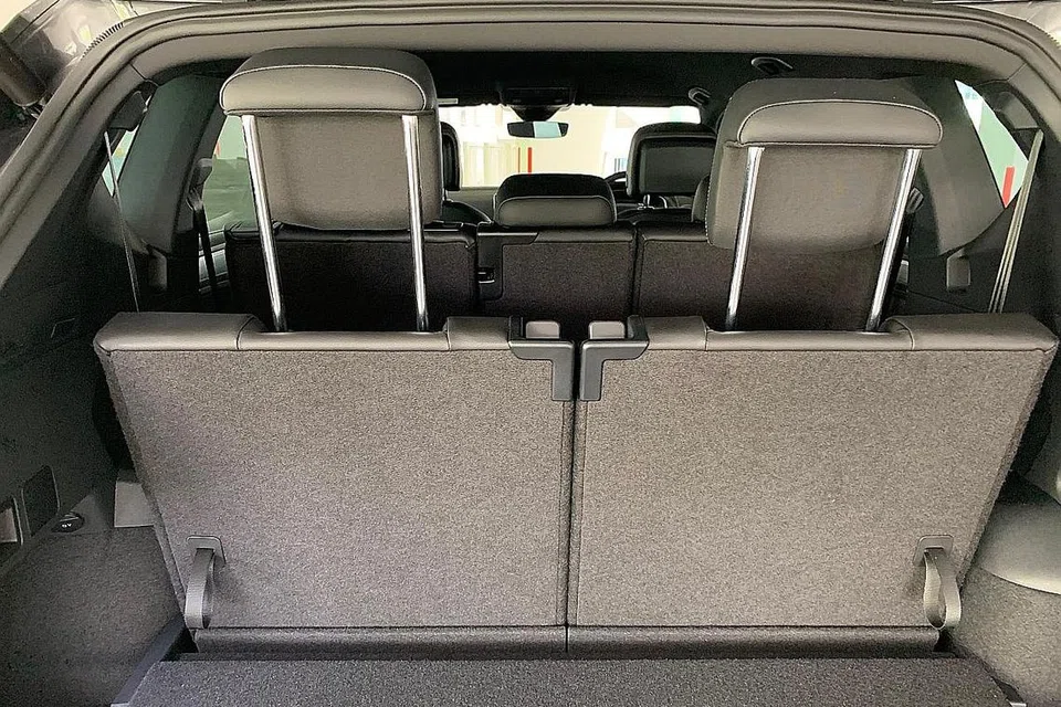 BUT LUAS: Apabila kerusi belakang dilipat, Tarraco memuatkan sehingga 700 liter bagasi - 70 liter lebih luas berbanding Kodiaq. Jika kesemua tujuh kerusi dinaikkan, ruang butnya boleh memuatkan sehingga dua hingga tiga bagasi kecil. - Foto FAKHRURADZI ISMAIL