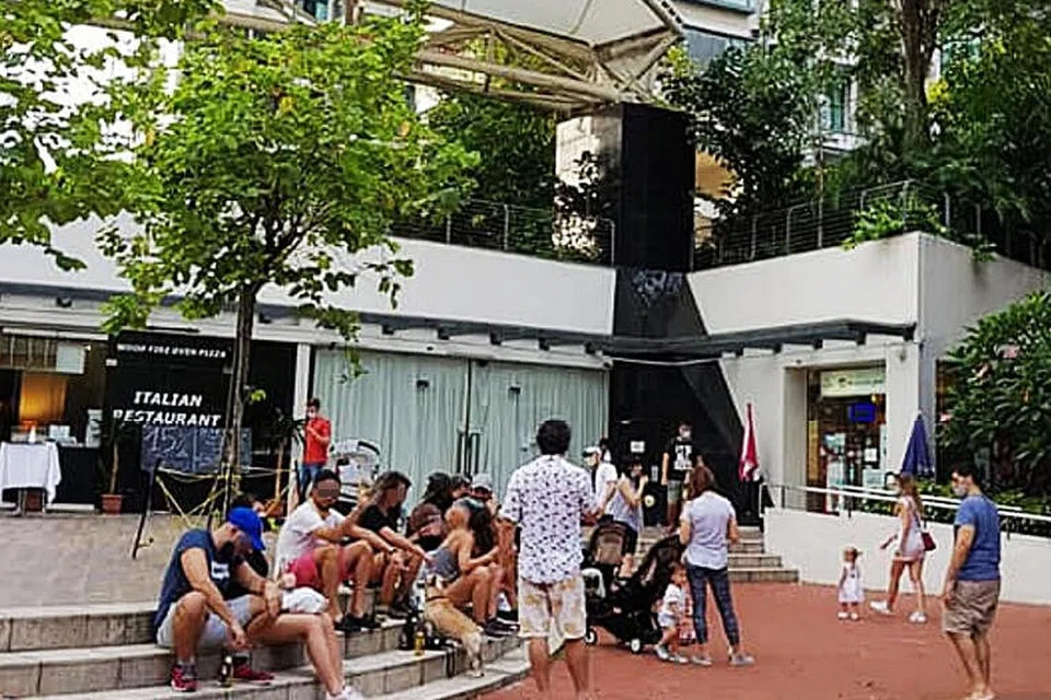 HADAPI HUKUMAN: Enam lelaki dan seorang wanita, yang didakwa berkumpul di kawasan Robertson Quay di tengah-tengah penularan wabak Covid-19, tampil di mahkamah daerah hari ini. 