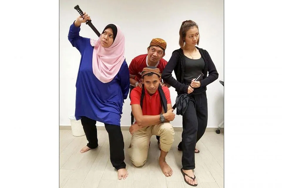 BUAH CEMPEDAK: Kumpulan Cempedak Ninja merupakan barisan pelawak-pelawak baru yang baru hendak menceburi bidang lawak di Singapura. (Dari kiri) berdiri Fadhilah Samsudin, Suhaemi Enan dan Tasha Mahfar. Yang nyangkung Jamal Achik. - Foto ARY RAHMAN