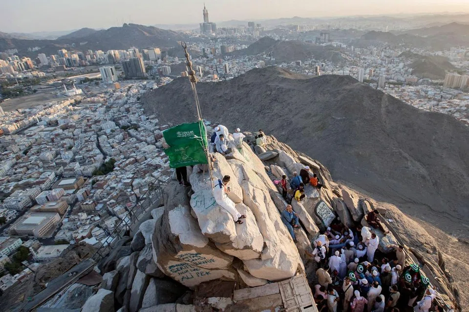 Menyahut seruan Haji: LAWAT GUA BERSEJARAH: Jemaah haji menziarahi Gua Hira, tempat Nabi Muhammad saw menerima wahyu pertama, di Jabal (Bukit) Nur di Makkah Rabu lalu. - Foto EPA