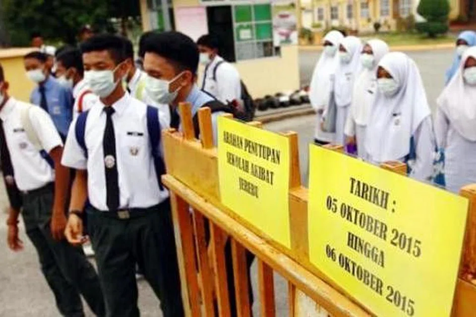 DITUTUP SELAMA DUA HARI: Notis penutupan sekolah selama dua hari diletakkan di pintu pagar SMK Seri Ampang, Jalan Kuala Kedah. Menteri Pendidikan Malaysia, Datuk Seri Mahdzir Khalid, mengumumkan semua sekolah di semenanjung Malaysia kecuali di Kelantan diarahkan tutup selama dua hari pada 5 dan 6 Oktober. - Foto THE STAR