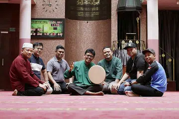 BERDAKWAH DAN MENYEMARAK BUDAYA MELALUI KOMPANG: Anggota lama Jawi Perkumpulan Kompang dan anggota Kompang Jawi Singapura (dari kiri) Encik Abdul Mutaliff, Encik Mohammad Ismail, Encik Abdul Samad, Encik Abdul Aziz, Encik Effendy, Encik Mohammad Khaidzir, dan Encik Adillah bertemu untuk menyatukan dan mempelbagai kegiatan mereka. - Foto-foto BH oleh AZMI ATHNI, JAWI PERKUMPULAN KOMPANG 