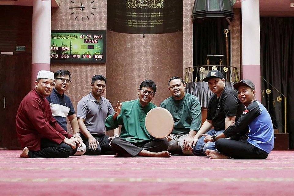 BERDAKWAH DAN MENYEMARAK BUDAYA MELALUI KOMPANG: Anggota lama Jawi Perkumpulan Kompang dan anggota Kompang Jawi Singapura (dari kiri) Encik Abdul Mutaliff, Encik Mohammad Ismail, Encik Abdul Samad, Encik Abdul Aziz, Encik Effendy, Encik Mohammad Khaidzir, dan Encik Adillah bertemu untuk menyatukan dan mempelbagai kegiatan mereka. - Foto-foto BH oleh AZMI ATHNI, JAWI PERKUMPULAN KOMPANG 