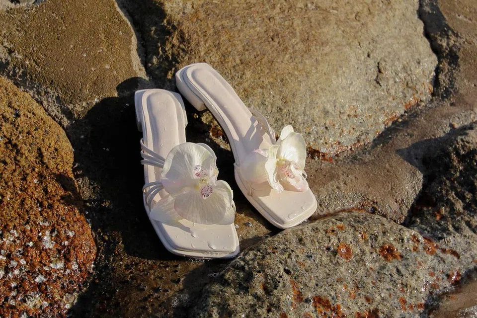 ‘Demure Wrap Up Sandals’ ($55) daripada Dvnlabel menampilkan rekaan tali silang yang moden namun praktikal. Kasut ini juga ditawarkan sehingga saiz besar, membuktikan komitmen jenama itu terhadap keterangkuman.