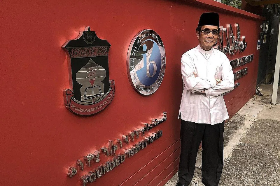 BIMBING MASYARAKAT: Dalam sebuah masyarakat majmuk yang berbilang agama di Singapura, memelihara keharmonian agama merupakan satu elemen penting dalam berdakwah, kata penasihat Madrasah Aljunied Al-Islamiah, Ustaz Mokson Mahori. - Foto ihsan USTAZ MOKSON MAHORI