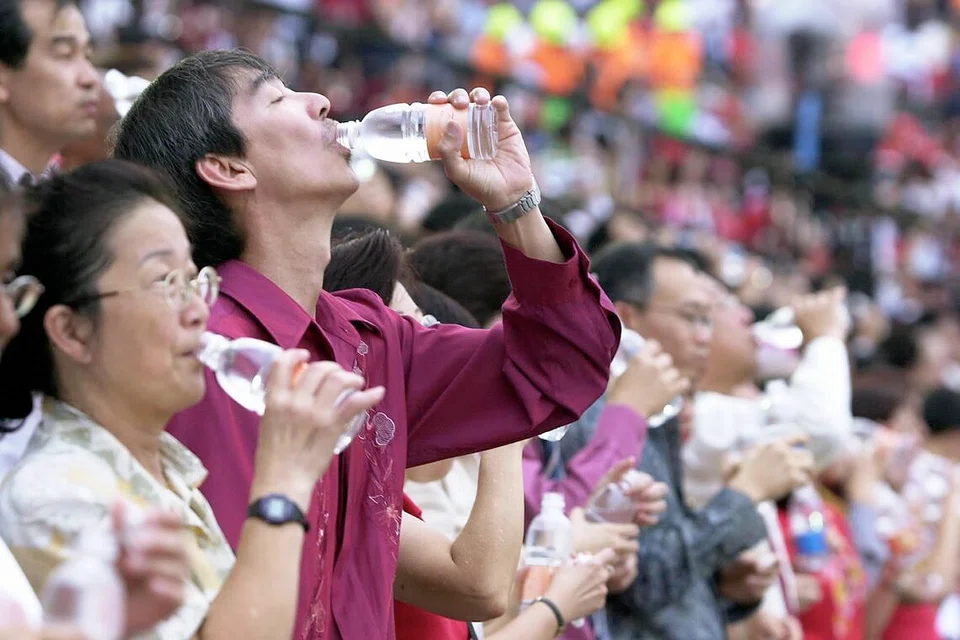Ribuan penonton di Stadium Negara mengangkat botol AirBaru atau NEWater semasa NDP pada 9 Ogos 2002. Edisi itu menjadi pentas pelancaran rasmi air kitaran semula tersebut kepada orang ramai.