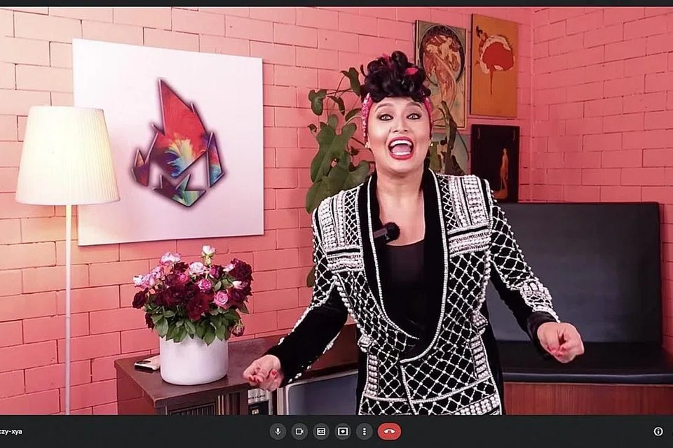 MAHU TERUS KELIHATAN PROFESIONAL: Itulah sebab di sebalik langkah Nurul Huda buat studio sendiri di rumah tatkala mengadakan rancangan hiburannya untuk TV3, 'Melodi'. - Foto KUPU-KUPU/INSTAGRAM