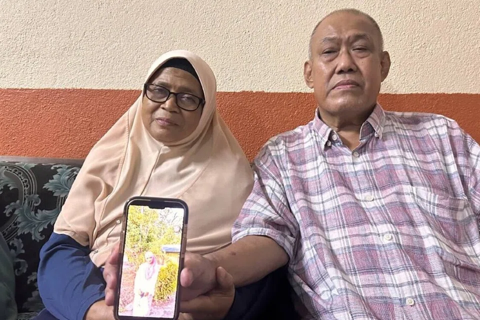 Cik Jameyah Rabani, 65 tahun, dan suaminya, Encik Khyar Abas, 69 tahun, menunjukkan gambar cucu mereka, Irene Sofiya Mohd Khairol Faisal, 16 tahun, pelajar Tingkatan Empat yang ditemukan maut dipercayai dibunuh di sebuah sekolah menengah di Yong Peng, pada petang 3 Oktober lalu.
